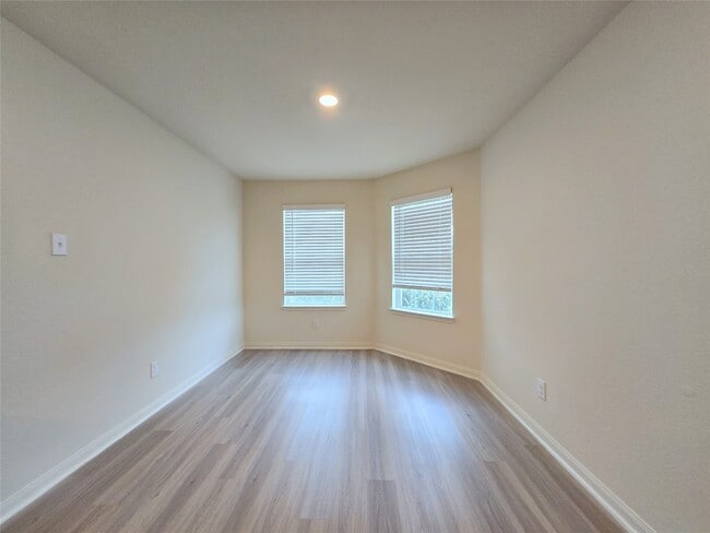 Photo - 380 Stone Gage Dr