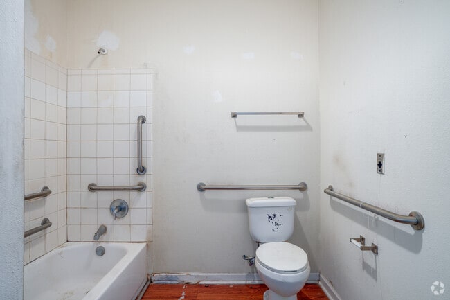 3BR, 2BA - 1,226SF - Primary Bathroom