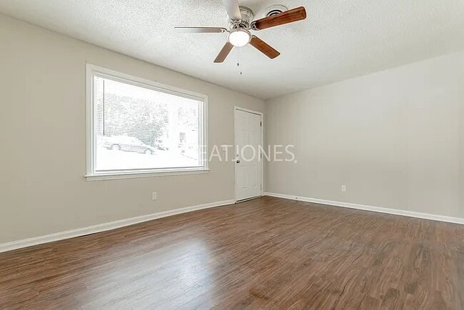 Photo - 400 W Miriam Ave