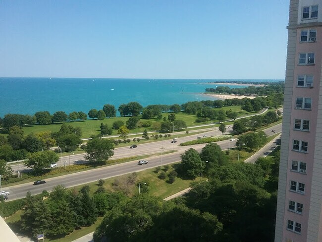 Vista superior - 5601 N Sheridan Rd Unidad Top floor lake view