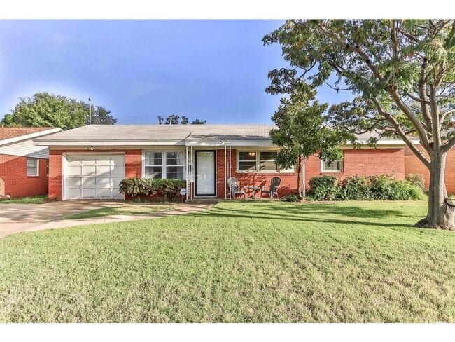 Building Photo - Beautiful Home Located Near Elementary & P...