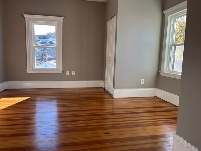 Building Photo - 15 Clarence St Unit 3