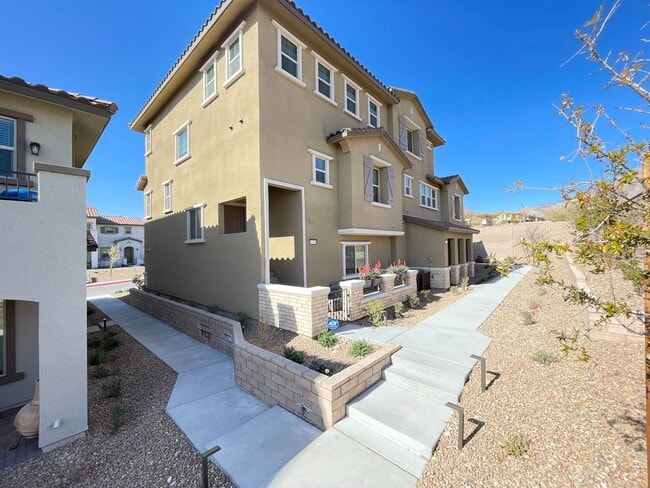 Building Photo - Stunning Summerlin 3 bedroom Townhouse in Gated Community