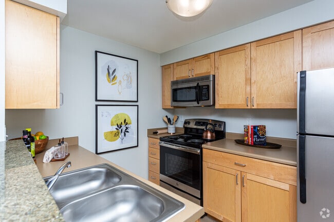 2BR, 2BA - 980SF