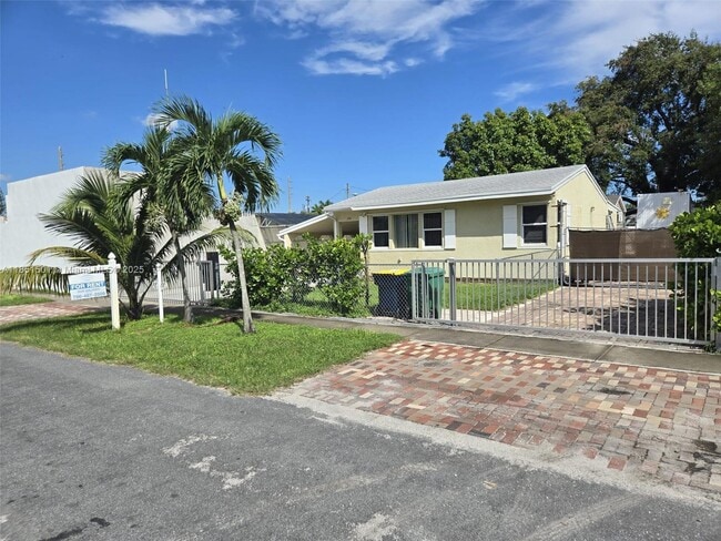 Building Photo - 330 SW 13th St Rental
