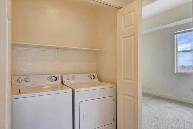 Building Photo - Beautiful top floor condo! Unit 405