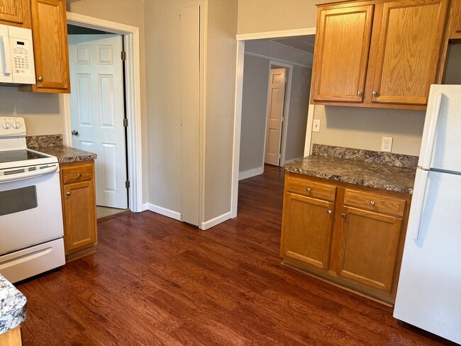 Photo - 2 bed/1 bath/fenced in backyard
