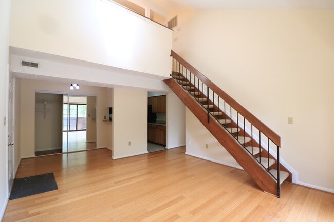 Building Photo - Top Floor 2/1.5 2 level Condo w/ Garage pa... Unit J