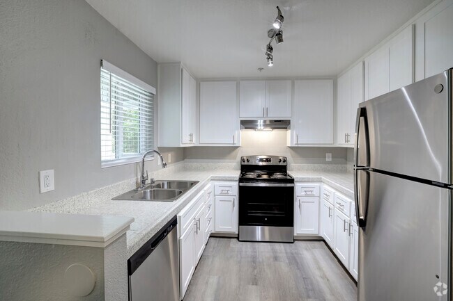2 Bd 2 Ba 1015 Sq Ft