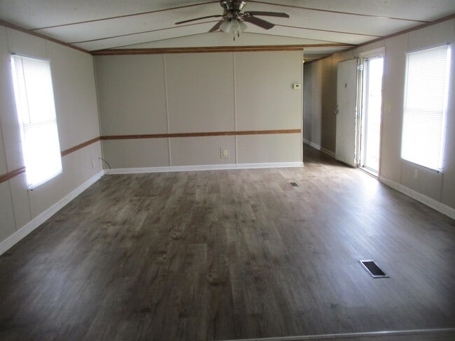 Photo - 403 Debbie St