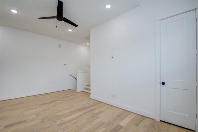 Building Photo - 3206 Live Oak St