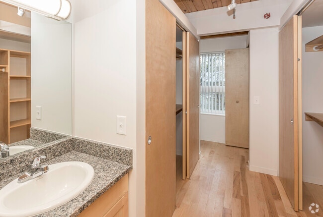 Studio Loft - 520 SF Brookdale SL6