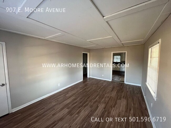 Photo - 907 E Moore Ave