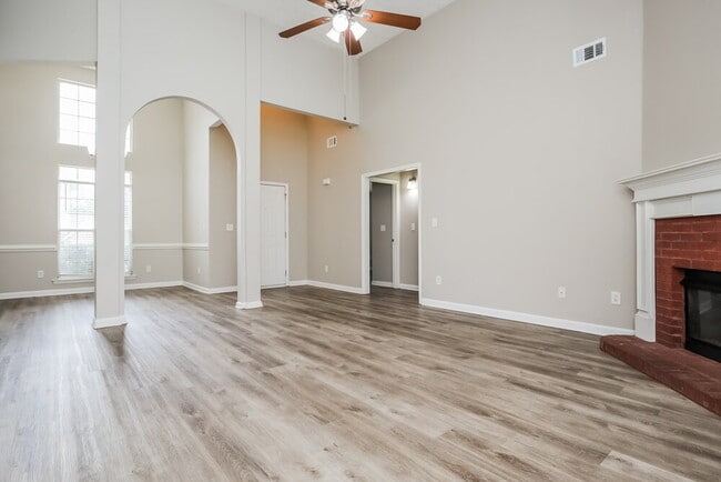Photo - 115 Syracuse Ln