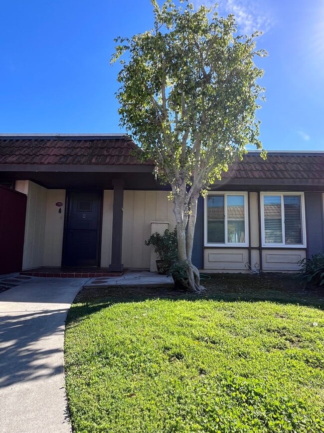 Building Photo - SINGLE STORY 3 BR/ 2 HOME WITH 2 CAR GARAGE