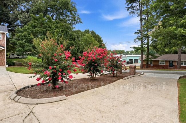 Photo - 525 Lawson St