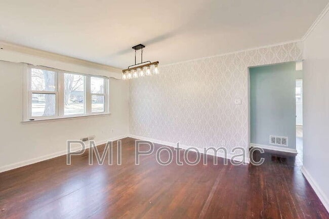 Photo - 1915 Henry Rd