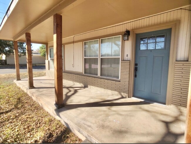 Building Photo - COMING SEPTEMBER 2025 - Large 4 Bedroom Sa... Rental