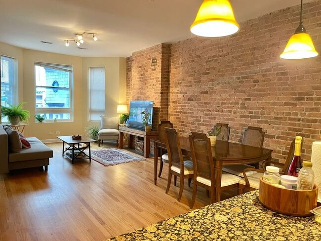 Building Photo - 2106 W 35th St Unit 2F