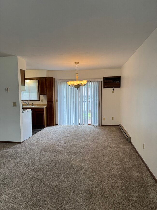 Dining area - 833 Bridgewater Ave