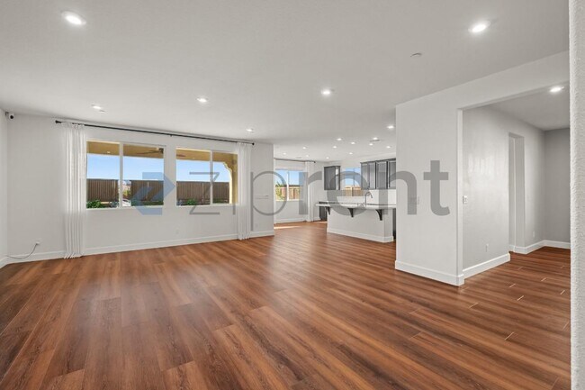 Photo - 1465 Blossom Way