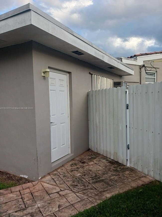 Building Photo - 8010 SW 19th St Unit ADU-ADU Rental