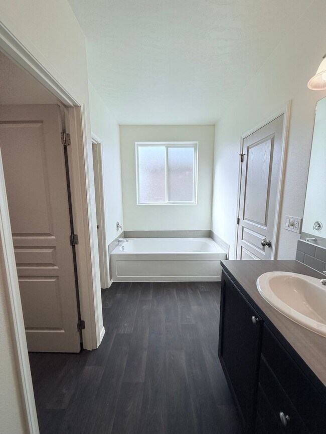 Spacious 4 bed 2 bath home! House Rental in Moro, OR