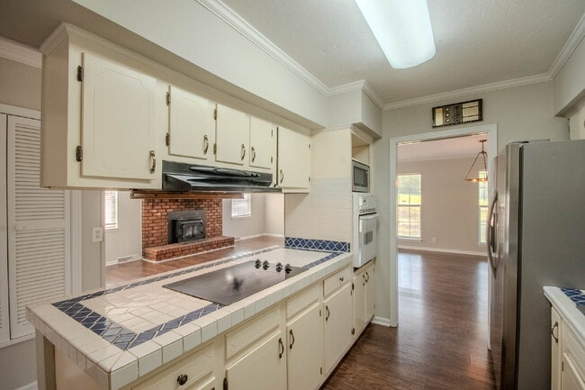 Photo - 6 Bedrooms!!!!! 4 Baths! 2 kitchens! Donelson Area