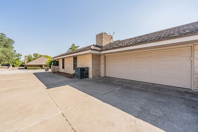 Photo - Spacious 3 Bed, 2 Bath Duplex in the Heart of Overton West