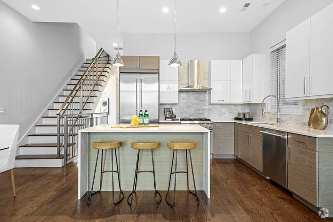 Building Photo - 1085 N Marshfield Ave Unit #3 Top Floor-Rooftop Rental