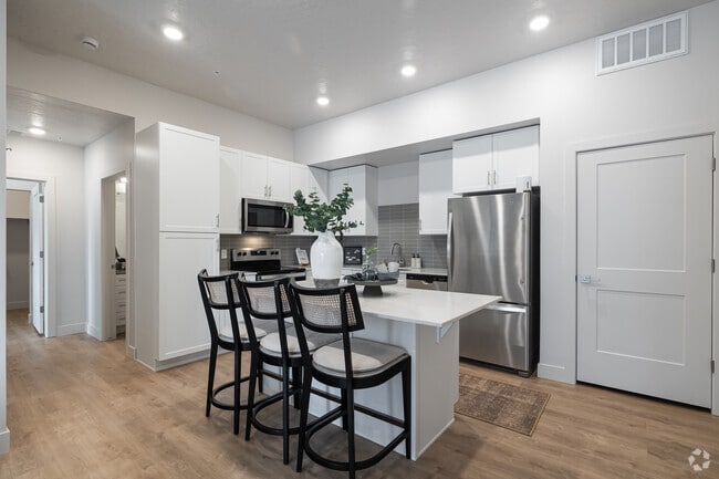 2BR, 2BA - 1.115SF - Dining Room/Kitchen