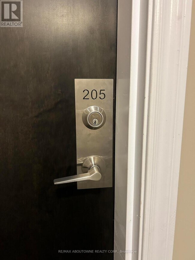 Photo - 272 Georgian Dr