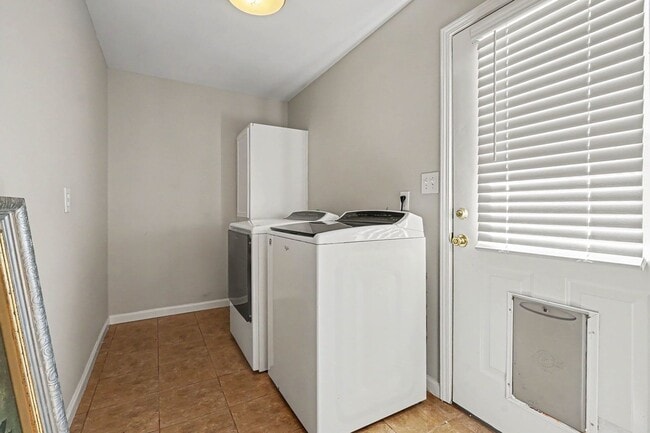 Photo - 290 University Cir