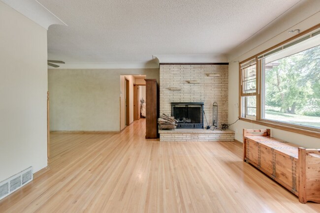 Photo - 4318 Benjamin St NE