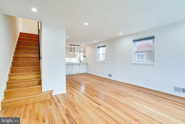 Photo - 5513 Chillum Pl NE