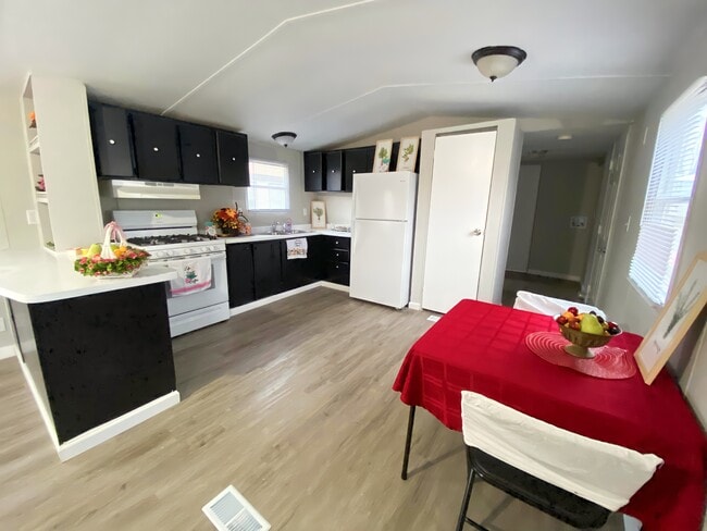 Photo - 777 E Yerby St