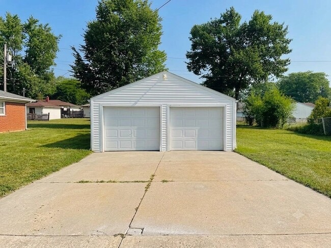 Photo - 15917 Steinway Blvd