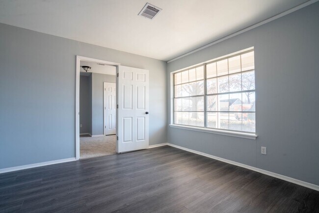 Photo - 4 Bedroom Home Available For Immediate Move In!!