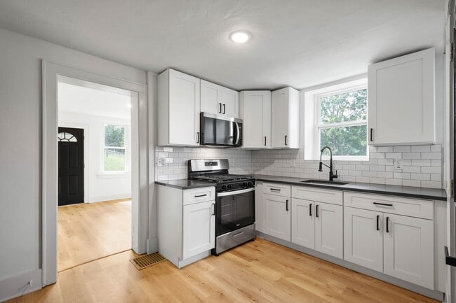 Building Photo - AVAILABLE MID-OCTOBER! FULLY RENOVATED 1-b...