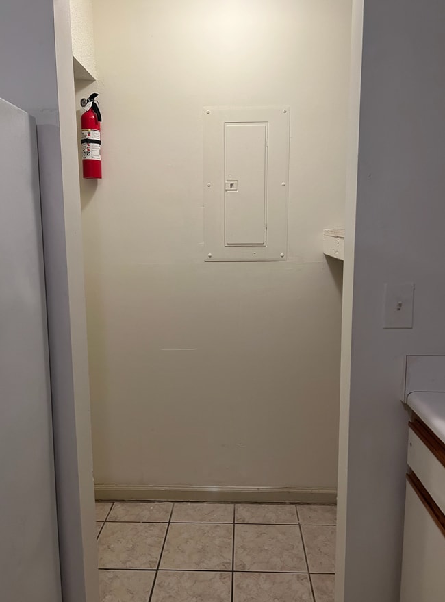 Off kitchen, washer dryer hook ups - 145 Lullwater Dr Unit 102