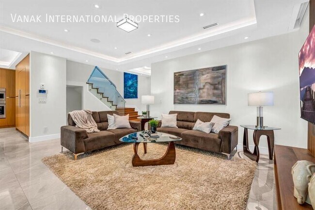 5 Bed / 5.5 Bath House in North Vancouver