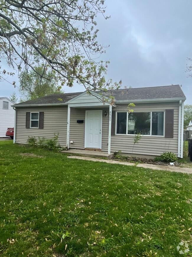 Building Photo - Three Bedroom Single Family Home Available...