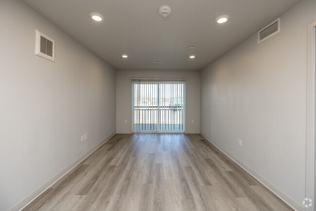 2BR, 2BA - 955SF - Living Room