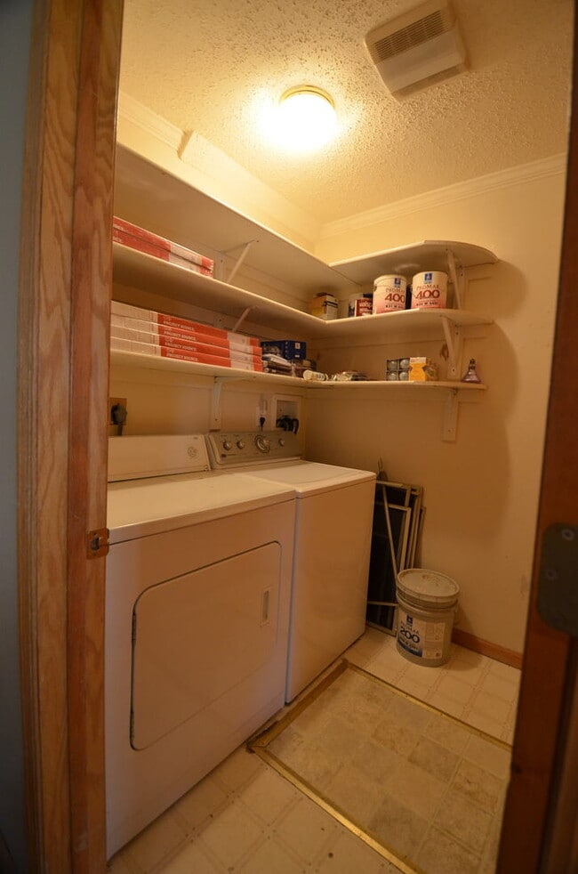Photo - On Bus Route! 2bed/2.5 Bath, Sunny Town House! Fresh paint!
