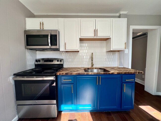 Building Photo - Recently Renovated 3-Bedroom Townhome in Allegheny West! Available NOW!