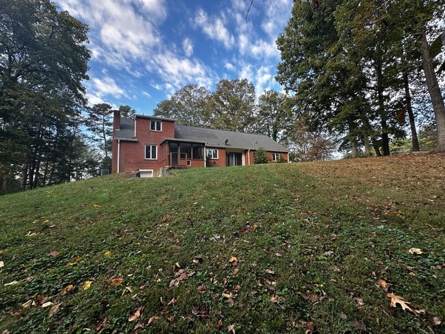 Photo - Spacious 3 bedroom/ 2.5 bath home near Exi...