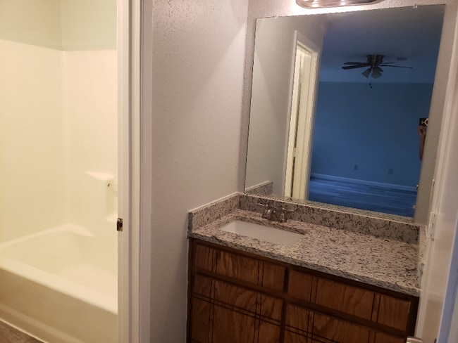 Building Photo - 420 Signal Hill Ct N