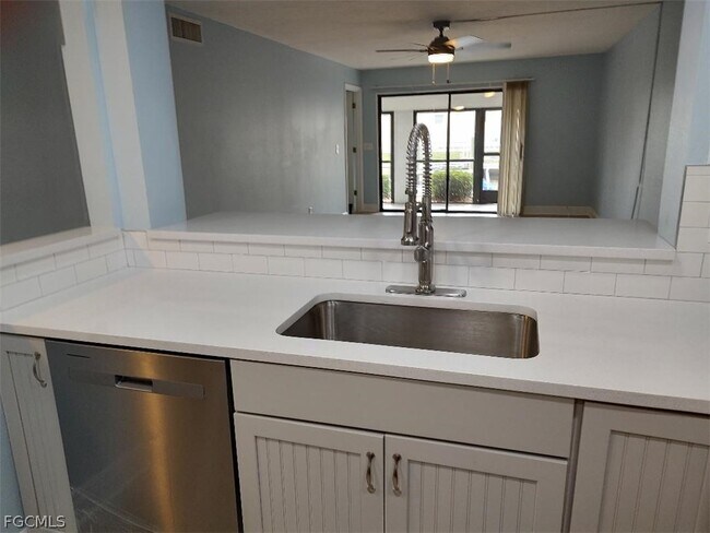 Building Photo - 4928 Vincennes St Unit B1