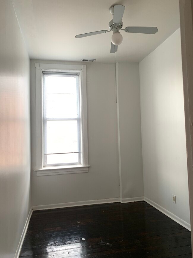 bedroom - 2500 S Sawyer Ave Unit 2F