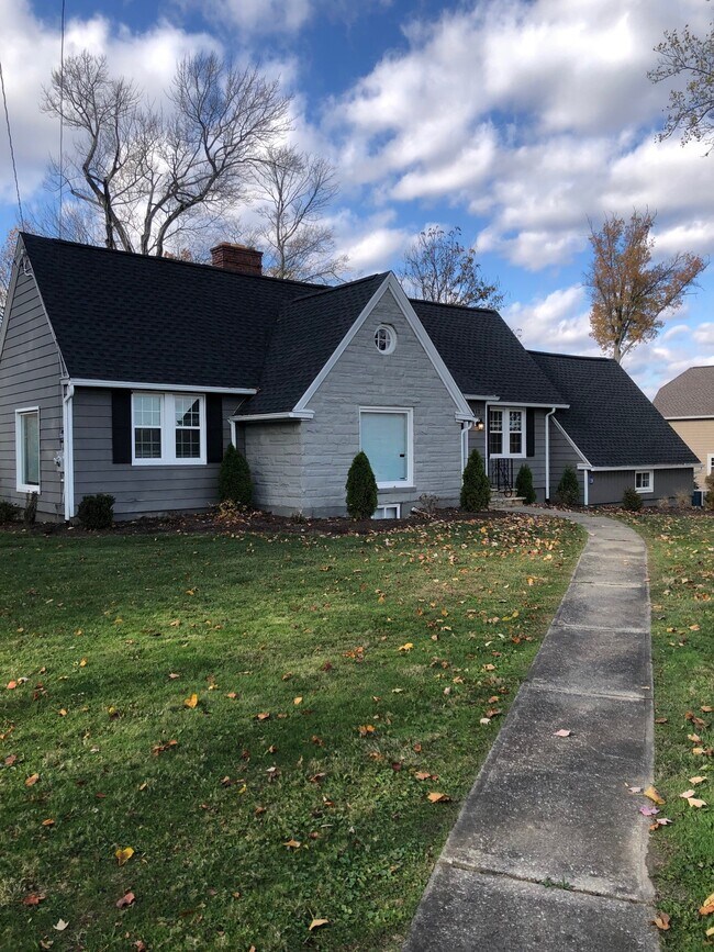 Building Photo - 612 S Cleveland Massillon Rd